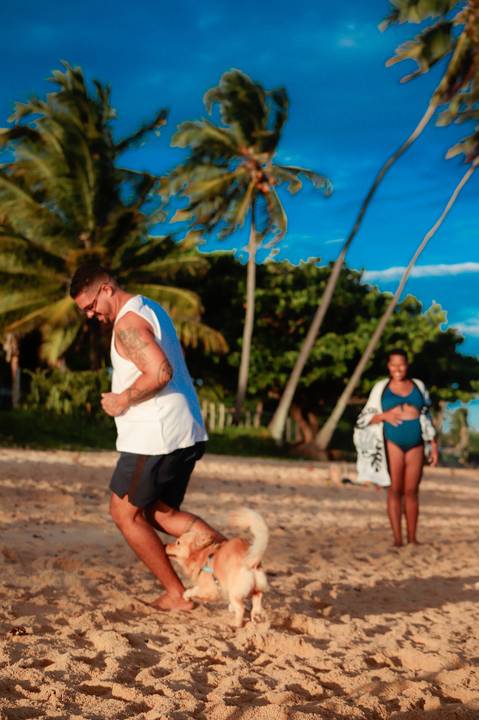 O ensaio gestacional de Milly & Lucas em Praia do Forte é uma celebração visual do amor, da família e da espera pelo pequeno Moisés, com cada foto contando uma história única e especial. As expressões faciais e os gestos carinhosos entre o casal transmite'