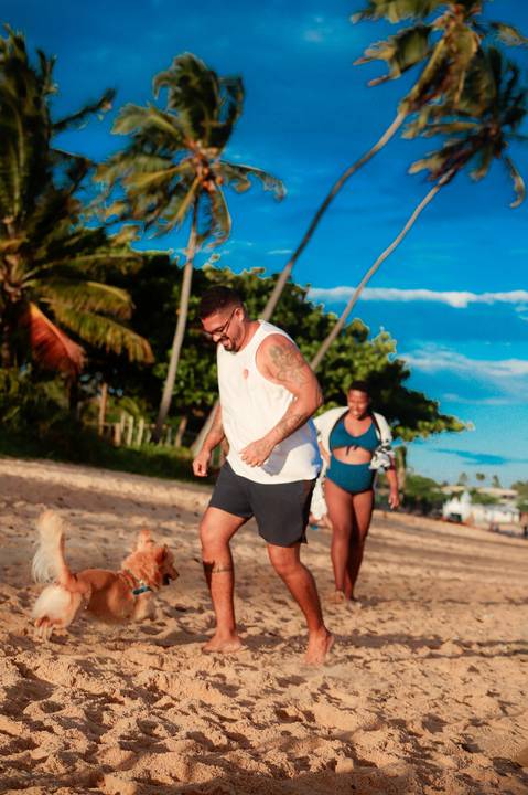 O ensaio gestacional de Milly & Lucas em Praia do Forte é uma celebração visual do amor, da família e da espera pelo pequeno Moisés, com cada foto contando uma história única e especial. As expressões faciais e os gestos carinhosos entre o casal transmite'