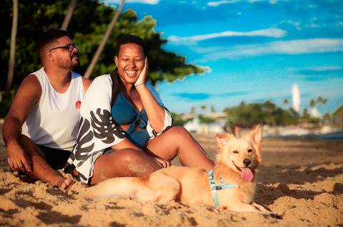 Lucas envolve Milly com carinho à beira-mar, retratando o amor que se intensifica na expectativa da chegada de Moisés, em Praia do Forte, onde cada momento se transforma em uma preciosidade. A brisa marinha e o sorriso cúmplice do casal tornam cada foto u'