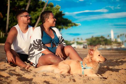 Lucas envolve Milly com carinho à beira-mar, retratando o amor que se intensifica na expectativa da chegada de Moisés, em Praia do Forte, onde cada momento se transforma em uma preciosidade. A brisa marinha e o sorriso cúmplice do casal tornam cada foto u'