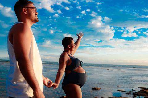 A suavidade da gestação reflete-se nas águas tranquilas de Praia do Forte, onde Milly exibe uma beleza serena e alegre ao lado de Lucas, antecipando com amor a chegada do pequeno Moisés. Cada imagem é um delicado reflexo dessa fase única, marcada pelo car'