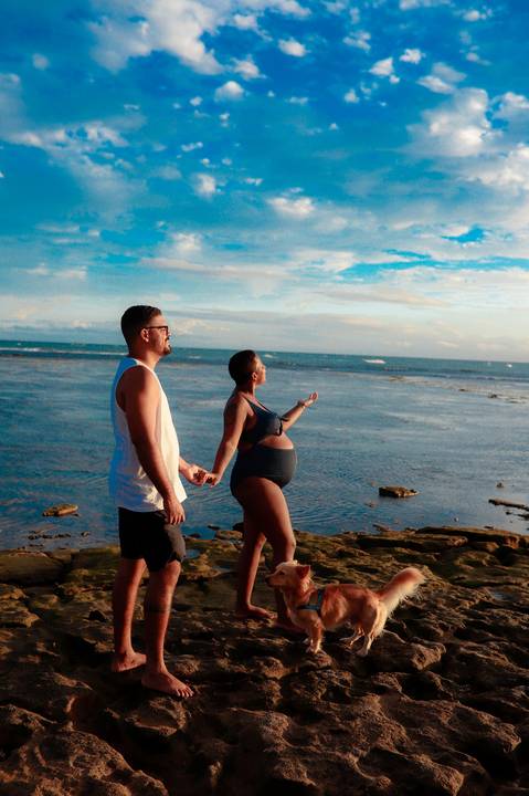 A suavidade da gestação reflete-se nas águas tranquilas de Praia do Forte, onde Milly exibe uma beleza serena e alegre ao lado de Lucas, antecipando com amor a chegada do pequeno Moisés. Resort Tivoli Praia do Forte-Ba'