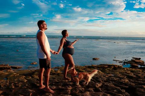 A suavidade da gestação reflete-se nas águas tranquilas de Praia do Forte, onde Milly exibe uma beleza serena e alegre ao lado de Lucas, antecipando com amor a chegada do pequeno Moisés. Resort Tivoli Praia do Forte-Ba'