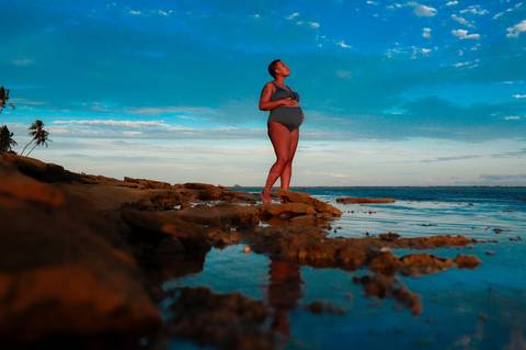A suavidade da gestação reflete-se nas águas tranquilas de Praia do Forte, onde Milly exibe uma beleza serena e alegre ao lado de Lucas, antecipando com amor a chegada do pequeno Moisés. Resort Tivoli Praia do Forte-Ba'