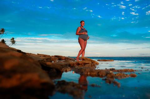 A suavidade da gestação reflete-se nas águas tranquilas de Praia do Forte, onde Milly exibe uma beleza serena e alegre ao lado de Lucas, antecipando com amor a chegada do pequeno Moisés. Resort Tivoli Praia do Forte-Ba'