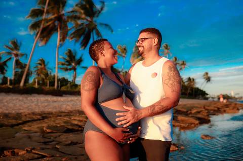 A suavidade da gestação reflete-se nas águas tranquilas de Praia do Forte, onde Milly exibe uma beleza serena e alegre ao lado de Lucas, antecipando com amor a chegada do pequeno Moisés. Resort Tivoli Praia do Forte-Ba'