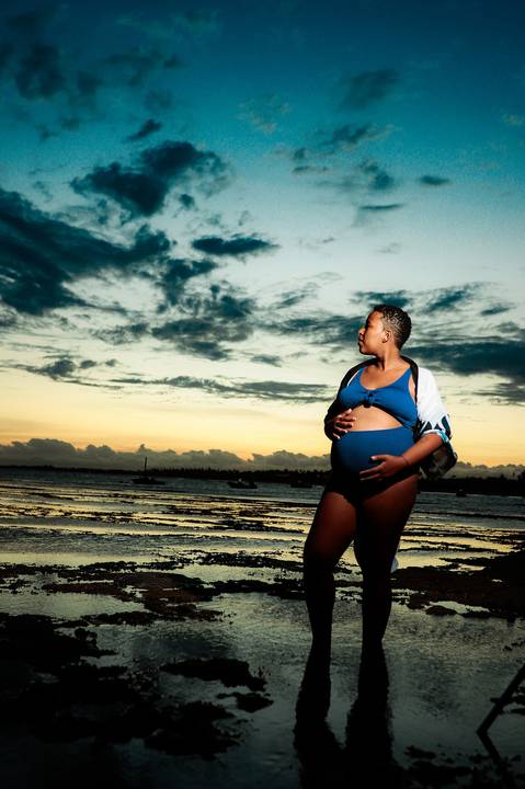 A suavidade da gestação reflete-se nas águas tranquilas de Praia do Forte, onde Milly exibe uma beleza serena e alegre ao lado de Lucas, antecipando com amor a chegada do pequeno Moisés. Resort Tivoli Praia do Forte-Ba'