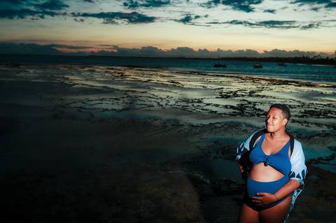 A suavidade da gestação reflete-se nas águas tranquilas de Praia do Forte, onde Milly exibe uma beleza serena e alegre ao lado de Lucas, antecipando com amor a chegada do pequeno Moisés. Resort Tivoli Praia do Forte-Ba'