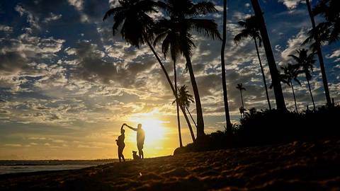 A suavidade da gestação reflete-se nas águas tranquilas de Praia do Forte, onde Milly exibe uma beleza serena e alegre ao lado de Lucas, antecipando com amor a chegada do pequeno Moisés. Resort Tivoli Praia do Forte-Ba'