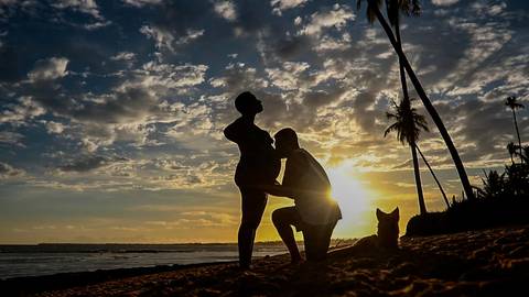 A suavidade da gestação reflete-se nas águas tranquilas de Praia do Forte, onde Milly exibe uma beleza serena e alegre ao lado de Lucas, antecipando com amor a chegada do pequeno Moisés. Resort Tivoli Praia do Forte-Ba'