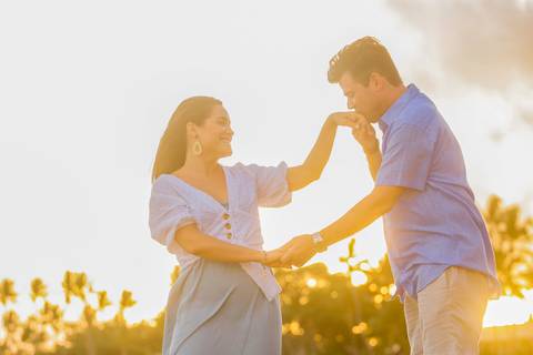 Cumplicidade à beira-mar: Ensaio fotográfico destaca a beleza natural de Praia do Forte. Efrain, Catiana e os filhos em momentos de puro afeto'