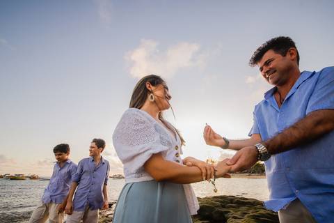 Amor em família no verão baiano: Efrain, Catiana e os filhos brilham em ensaio fotográfico único em Praia do Forte, Bahia.'