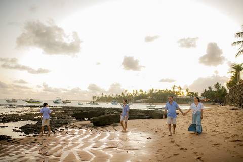 Verão 2024 na Bahia: Ensaio familiar radiante em Praia do Forte, capturando a magia deste cenário paradisíaco com Efrain, Catiana e os filhos.'