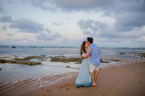 Renovação de votos e sorrisos: Em Praia do Forte, Efrain, Catiana e os filhos protagonizam ensaio fotográfico repleto de emoções, celebrando o amor.'