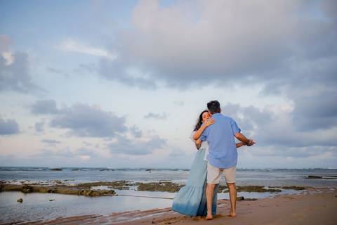 Renovação de votos e sorrisos: Em Praia do Forte, Efrain, Catiana e os filhos protagonizam ensaio fotográfico repleto de emoções, celebrando o amor.'