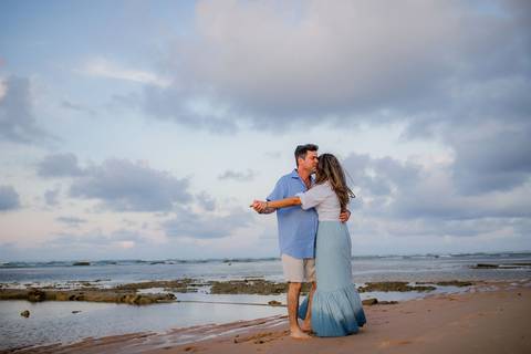 Renovação de votos e sorrisos: Em Praia do Forte, Efrain, Catiana e os filhos protagonizam ensaio fotográfico repleto de emoções, celebrando o amor.'