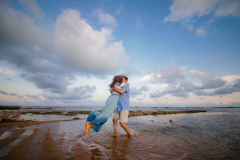 Cumplicidade à beira-mar: Ensaio fotográfico destaca a beleza natural de Praia do Forte. Efrain, Catiana e os filhos em momentos de puro afeto'