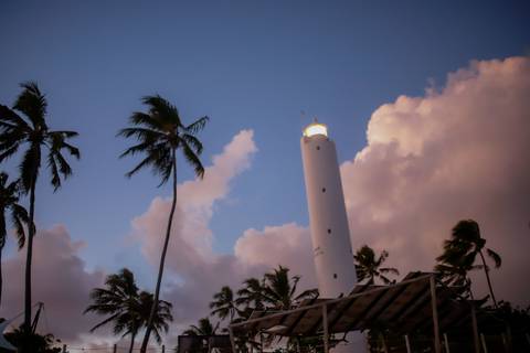 Cores do verão: Efrain, Catiana e os filhos aproveitam dia ensolarado em Praia do Forte durante emocionante ensaio fotográfico que transborda alegria.'