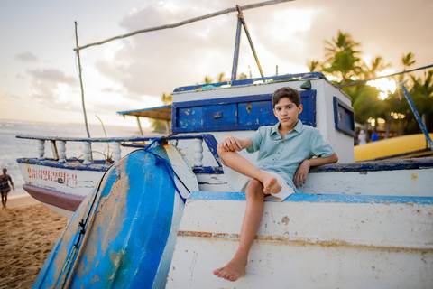 Família radiante em Praia do Forte: Ensaio emocionante sob o sol do verão de 2024, capturando a beleza única deste destino paradisíaco.'