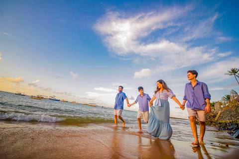Família radiante em Praia do Forte: Ensaio emocionante sob o sol do verão de 2024, capturando a beleza única deste destino paradisíaco.'