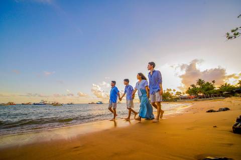 Amor em família no verão baiano: Efrain, Catiana e os filhos brilham em ensaio fotográfico único em Praia do Forte, Bahia.'