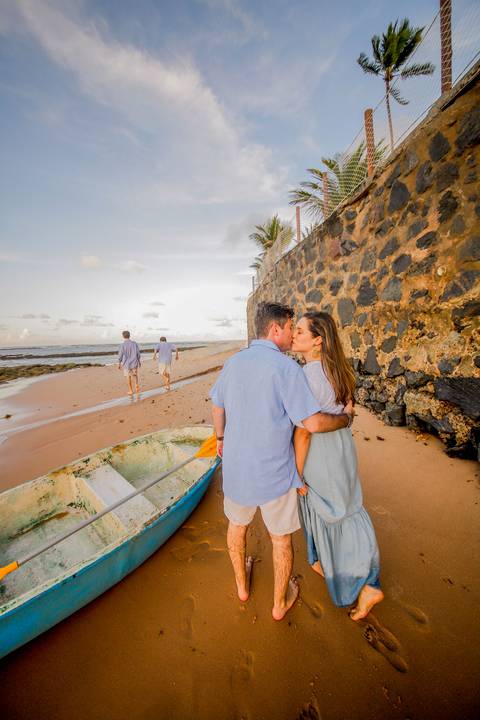 Amor em família no verão baiano: Efrain, Catiana e os filhos brilham em ensaio fotográfico único em Praia do Forte, Bahia.'