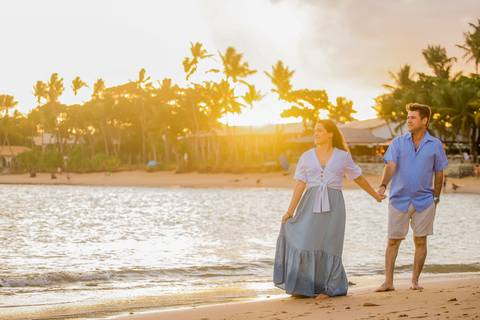 Amor em família no verão baiano: Efrain, Catiana e os filhos brilham em ensaio fotográfico único em Praia do Forte, Bahia.'