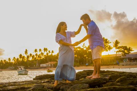 Amor em família no verão baiano: Efrain, Catiana e os filhos brilham em ensaio fotográfico único em Praia do Forte, Bahia.'