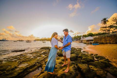 Amor em família no verão baiano: Efrain, Catiana e os filhos brilham em ensaio fotográfico único em Praia do Forte, Bahia.'