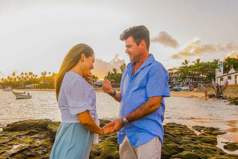 Amor em família no verão baiano: Efrain, Catiana e os filhos brilham em ensaio fotográfico único em Praia do Forte, Bahia.'