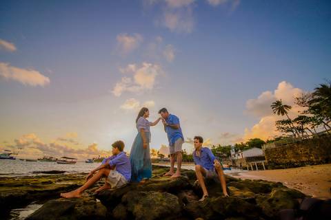 Amor em família no verão baiano: Efrain, Catiana e os filhos brilham em ensaio fotográfico único em Praia do Forte, Bahia.'