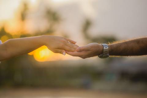 Cumplicidade à beira-mar: Ensaio fotográfico destaca a beleza natural de Praia do Forte. Efrain, Catiana e os filhos em momentos de puro afeto'