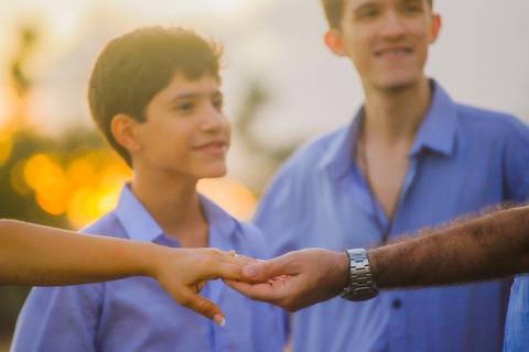 Cumplicidade à beira-mar: Ensaio fotográfico destaca a beleza natural de Praia do Forte. Efrain, Catiana e os filhos em momentos de puro afeto'