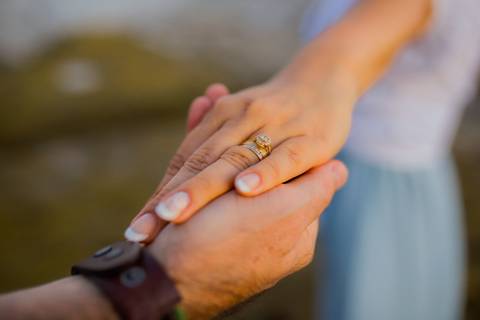 Cumplicidade à beira-mar: Ensaio fotográfico destaca a beleza natural de Praia do Forte. Efrain, Catiana e os filhos em momentos de puro afeto'