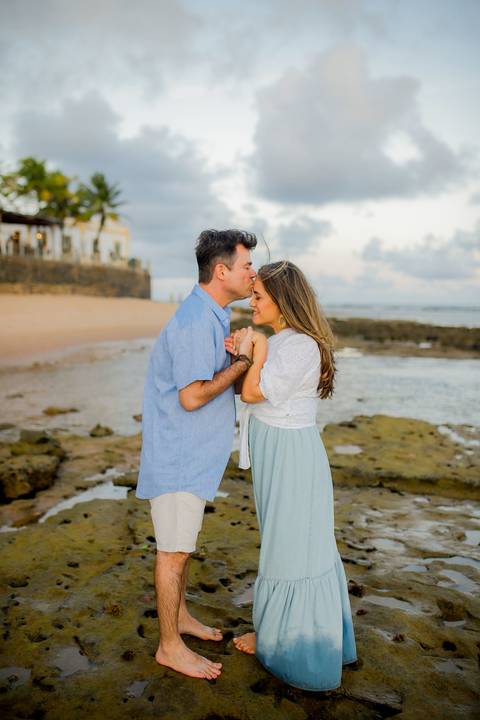 Cumplicidade à beira-mar: Ensaio fotográfico destaca a beleza natural de Praia do Forte. Efrain, Catiana e os filhos em momentos de puro afeto'