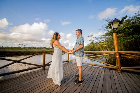Renovação de votos à beira-mar: Família Efrain celebra o amor em ensaio fotográfico encantador em Praia do Forte, Bahia. Verão 2024 e felicidade em cada clique!'