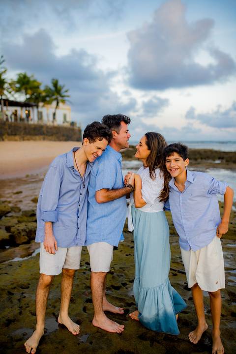 Cumplicidade à beira-mar: Ensaio fotográfico destaca a beleza natural de Praia do Forte. Efrain, Catiana e os filhos em momentos de puro afeto'