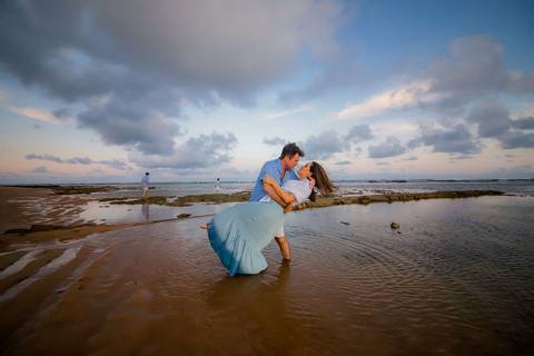 Renovação de votos e sorrisos: Em Praia do Forte, Efrain, Catiana e os filhos protagonizam ensaio fotográfico repleto de emoções, celebrando o amor.'