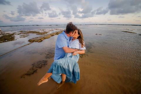 Renovação de votos e sorrisos: Em Praia do Forte, Efrain, Catiana e os filhos protagonizam ensaio fotográfico repleto de emoções, celebrando o amor.'