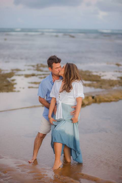 Renovação de votos e sorrisos: Em Praia do Forte, Efrain, Catiana e os filhos protagonizam ensaio fotográfico repleto de emoções, celebrando o amor.'