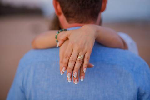 Renovação de votos e sorrisos: Em Praia do Forte, Efrain, Catiana e os filhos protagonizam ensaio fotográfico repleto de emoções, celebrando o amor.'