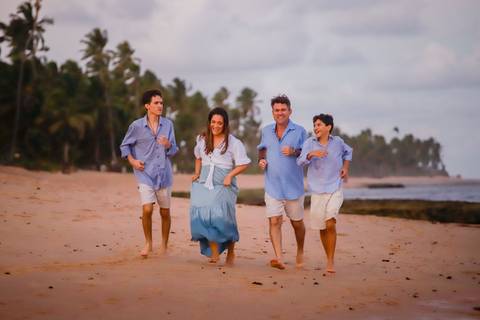 Verão 2024 na Bahia: Ensaio familiar radiante em Praia do Forte, capturando a magia deste cenário paradisíaco com Efrain, Catiana e os filhos.'