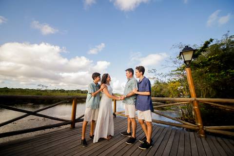 Renovação de votos à beira-mar: Família Efrain celebra o amor em ensaio fotográfico encantador em Praia do Forte, Bahia. Verão 2024 e felicidade em cada clique!'