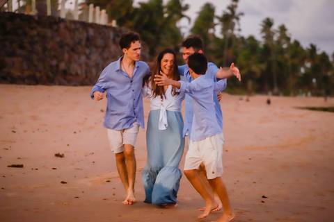 Verão 2024 na Bahia: Ensaio familiar radiante em Praia do Forte, capturando a magia deste cenário paradisíaco com Efrain, Catiana e os filhos.'