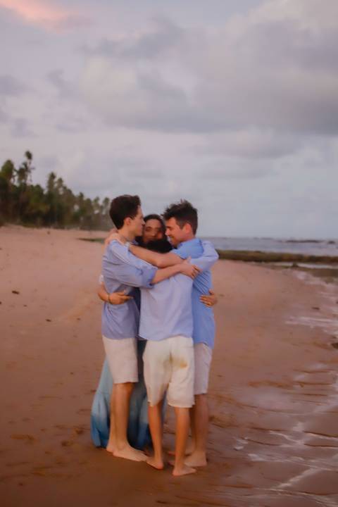 Verão 2024 na Bahia: Ensaio familiar radiante em Praia do Forte, capturando a magia deste cenário paradisíaco com Efrain, Catiana e os filhos.'