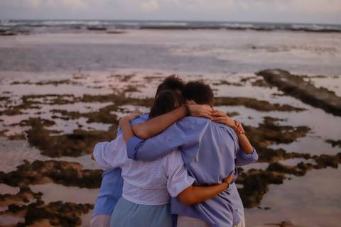 Verão 2024 na Bahia: Ensaio familiar radiante em Praia do Forte, capturando a magia deste cenário paradisíaco com Efrain, Catiana e os filhos.'