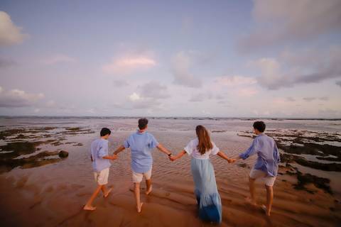 Verão 2024 na Bahia: Ensaio familiar radiante em Praia do Forte, capturando a magia deste cenário paradisíaco com Efrain, Catiana e os filhos.'