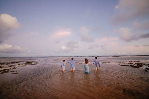 Verão 2024 na Bahia: Ensaio familiar radiante em Praia do Forte, capturando a magia deste cenário paradisíaco com Efrain, Catiana e os filhos.'