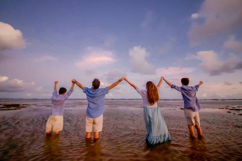 Verão 2024 na Bahia: Ensaio familiar radiante em Praia do Forte, capturando a magia deste cenário paradisíaco com Efrain, Catiana e os filhos.'