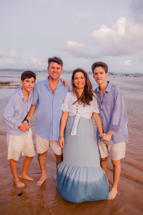 Praia do Forte em destaque: Ensaio cheio de sol, mar e amor, capturando a essência do verão 2024 com Efrain, Catiana e os filhos.'